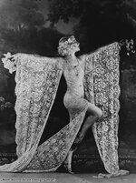 Danseuse Edmonde Guydens at Moulin Rouge. 1926.jpg