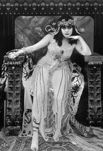 Theda Bara, as Cleopatra, 1912.jpg