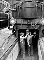 Women macs, SW Railways England. c1915_.jpg