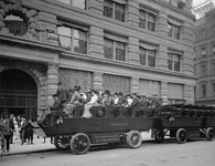 Electric Omnibus in front of Flatiron Building.jpg